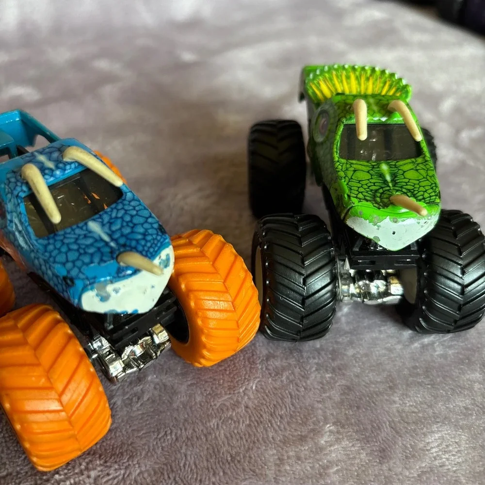 Hot Wheels Monster Jam Jurassic Attack Dinosaur Monster Truck Set Green Blue